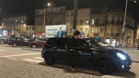 Un vehículo VTC recoge a un usuario en una céntrica plaza de Oporto.