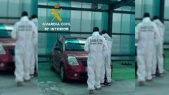 Personal del laboratorio del Servicio de Criminal�stica de la Guardia Civil inspeccion� el veh�culo en el que supuestamente fue trasladado el fallecido.