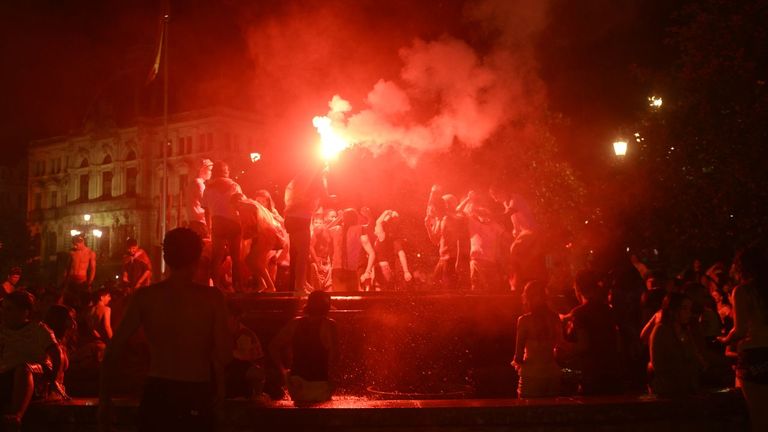 Aficionados en la Plaza de la Catedral de Oviedo celebran la victoria de la selecci�n espa�ola en la final del mundial 2026 tras derrotar a Argentina en el encuentro que han disputado este domingo en Nueva York