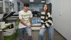 Los alumnos del CIFP Montecelo de Pontevedra Eric P�rez Cortizo y Ant�a Novegil Santiago, este jueves, en su centro educativo