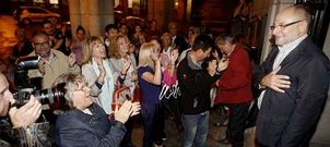 El alcalde de Ourense (derecha) agradece las muestras de cari�o a su llegada al Ayuntamiento.