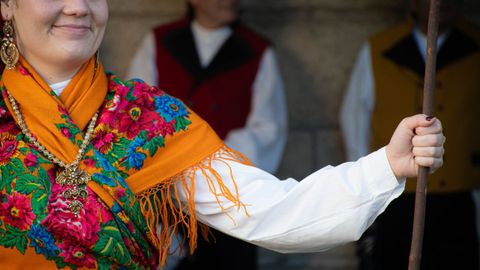 Desfile de traje tradicional gallego en el Domingo das Mozas