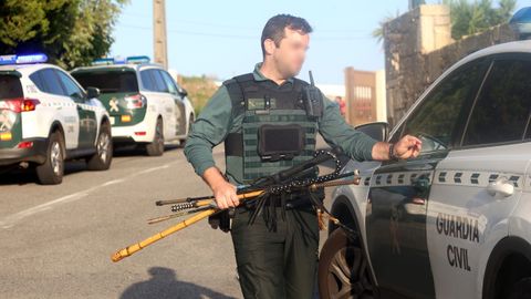 Un agente de la Guardia Civil con algunas de las armas que fueron utilizadas durante la pelea