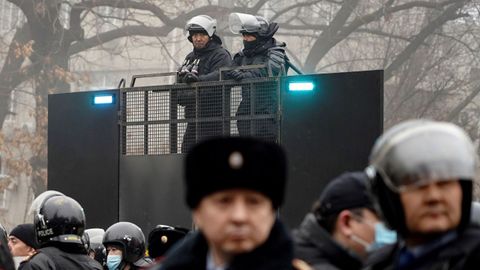 Antidisturbios en una calle de Almaty (Kazajistn)