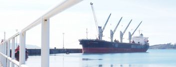El Genco Success, atracado ayer por la tarde en el muelle de Brens. 