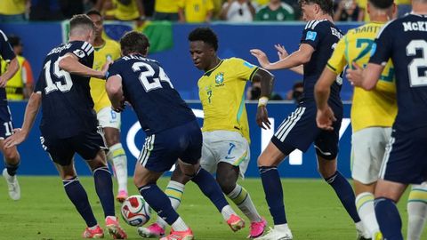Vin�cius, MVP en los tres partidos de Brasil, rodeado por futbolistas escoceses.