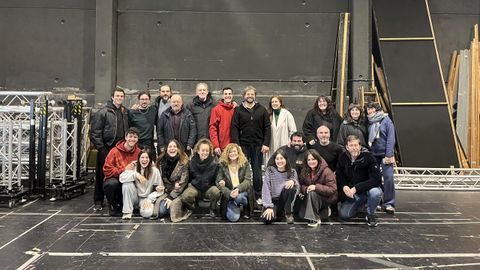 Membros do elenco de �Hamlet� e o equipo art�stico da montaxe que produce o Centro Dram�tico Galego, con Tito Asorey (segundo pola dereita dos agachados) como director. 