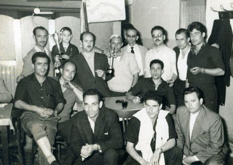 Grupo de miembros de la Peña Armonía, en el antiguo local del Rivas