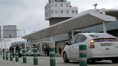 El aeropuerto de Castrill�n se encuentra a 97 kil�metros de distancia de Ribadeo, por la A-8