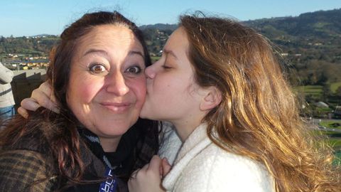 Eva Barreiro, concursante coru�esa de Operaci�n Triunfo, besando a su madre, Jojo Garc�a