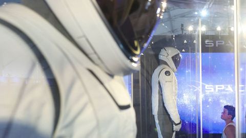 Exposici&oacute;n de trajes espaciales de Space X en Washington.
