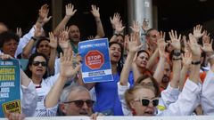 Personal m�dico del Hospital Ram�n y Cajal de Madrid, concentrados este viernes ante las puertas del centro  