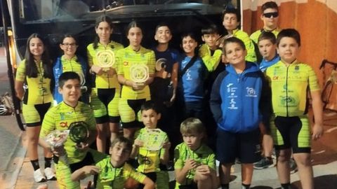 Los ciclistas barbanzanos tras concluir la carrera.