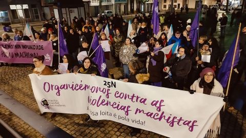 Medio centenar de mujeres se concentraron frente a la casa consistorial antes del pleno