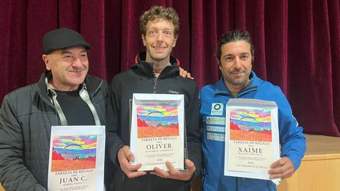 Oliver lvarez (centro), ganador de los primero de los premios concedidos por el Club Parapente Quiroga. A la derecha, Xaime Martnez y a la izquierda, Juan Carlos Abreu, que ganaron respectivamente el segundo y el tercer premio