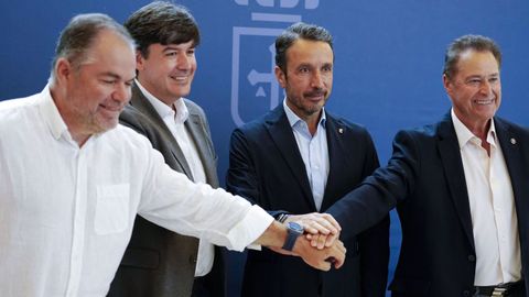 El consejero de Ciencia, Industria y Empleo, Borja S�nchez (2i), y los presidentes de las C�maras de Comercio de Oviedo, Gij�n y Avil�s, Carlos Paniceres (i), F�lix Baraga�o (d) y Daniel Gonz�lez (2d) tras la firma de un convenio para facilitar el relevo generacional en el comercio minorista