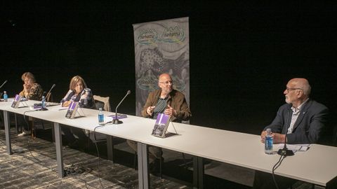 PRESENTACION DEL LIBRO IRMANDIAS, DE AURORA MARCO, EN RIANXO, EN EL ACTO MENSUAL DE BARBANTIA