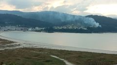 Desde numerosos puntos de Viveiro fue visible la humareda del incendio