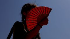 Una mujer se abanica en un d�a con elevadas temperaturas en Lugo.