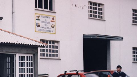 En la imagen, tomada en 1995, se puede leer un cartel en el que pone cooperativa de productores del campo de Cobas, Esmelle y Marmacn, con el topnimo que ahora se pretende recuperar.