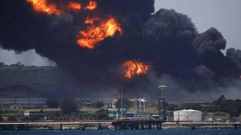 Vista del incendio en el dep�sito de Matanzas (Cuba)
