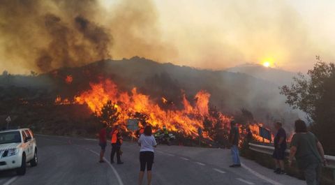 Incendio declarado en As Chs (Ombra) que alcanz la capilla de Santa Ana