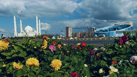 Una parte delskyline de Astan, la capital de Kazajistn, con la mezquita y el icnico edifico azul de la Universidad de las Artes