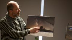 Dosi Veiga presentando la edici�n anterior del calendario  Ceos galegos 