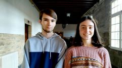 Alejandro Egoitz e Irene Armesto, en el instituto Rosal�a de Castro. 