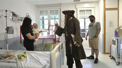 El actor Johnny Depp visita a pacientes del Hospital p�blico Infantil Ni�o Jes�s de Madrid