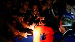 Personal del barco de rescate Sea Watch 3 reparte chalecos a migrantes rescatados en el Mediterr�neo el pasado d�a 1