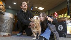Martina con T�quer, su perro adoptado, y la frutera Jenni, que adopt� un gato