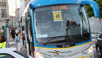 Parada de autob�s en A Escardia, con el autocar recogiendo alumnos a las 8.20 horas de la ma�ana