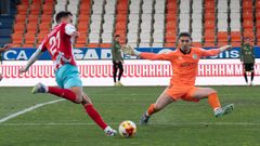 Teofilovic, sancionado en esta nueva jornada, remata a porter�a en el partido frente al Unionistas.