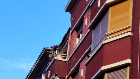 Detalle de la fachada del edificio del que se cay� la cornisa