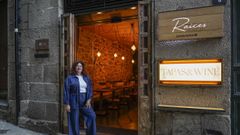 Mariana Guti�rrez Ara�jo posa en la entrada del bar Ra�ces, junto al Tamarindo.