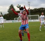 Ux�o aguanta el bal�n ante Jorge Rebollo. 