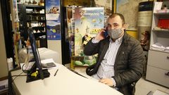 David Rodr�guez, en su agencia de viajes, en Foz