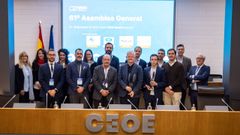 Carlos Seoane (delante, segundo por la derecha) recogi� el galard�n en un acto celebrado hace unos d�as en Madrid