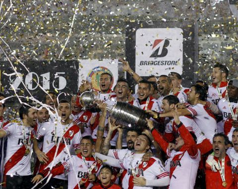 Los futbolistas del River celebran la hist�rica conquista de la Copa Libertadores. 