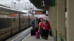 Viajeros a punto de subir al tren Alvia que sal�a este jueves de Monforte hacia Barcelona poco despu�s de las diez de la ma�ana