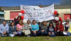 Madres de alumnos del colegio ceense, ayer, con la pancarta. 