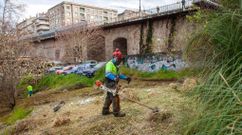 Operarios trabajando en el solar de Xard�n das Burgas.