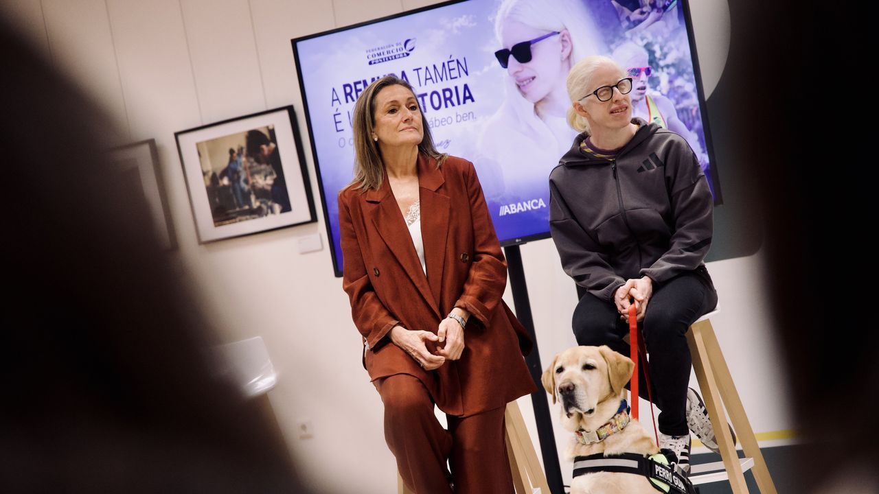 La campeona del mundo de paratriatlón Susana Rodríguez apoya el comercio local en Vigo