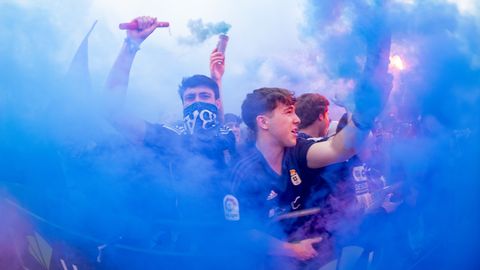 As� fue el emocionante recibimiento al autob�s del Real Oviedo antes del choque ante el Mirand�s