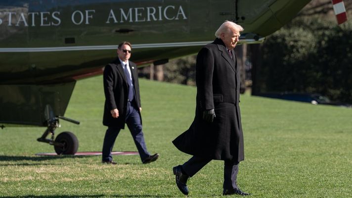 Donald Trump en los jardines de la Casa Blanca, tras volver de un viaje en helic�ptero.