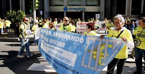 <span lang= es-es >Los preferentistas, ante la sede de NCG y Feijoo</span>. Medio centenar de afectados se congregaron ante la sede de NCG en Garc�a Barb�n y despu�s intentaron acercarse al presidente de la Xunta, N��ez Feijoo, en el Club Financiero pero la polic�a se lo impidi�.