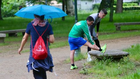 Gente haciendo deporte en Castrelos en Vigo