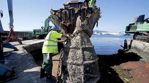 Desguace del atunero Albacora Diez en el puerto de Marín