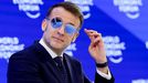 Macron�acudi� a Davos con gafas de espejo debido a un derrame ocular leve que le obliga a llevarlas�desde hace varios d�as.